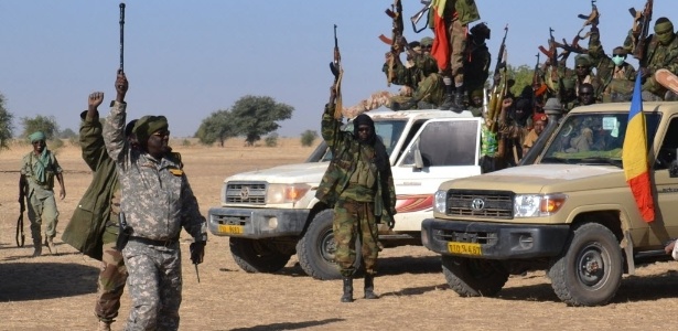4.fev.2015 - Soldados do Exército do Chade se reúnem perto de Gamboru, na Nigéria; o Exército iniciou uma ofensiva terrestre e recuperou a cidade nigeriana do grupo islamita Boko Haram  - Marle/AF