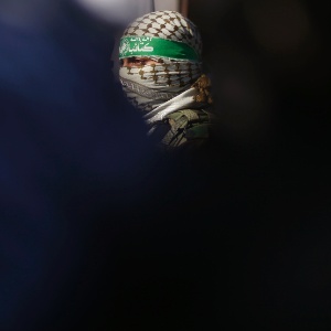Militante palestino do Hamas participa de entrevista com outros representantes de várias facções armadas palestinas para condenar a decisão de um tribunal egípcio, na faixa de Gaza - Suhaib Salem/Reuters