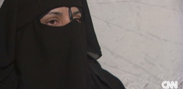 Hanan, 26, dá depoimento à "CNN"; ela foi obrigada a se casar com guerrilheiro do EI - Reprodução/CNN