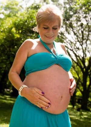 Em imagem de arquivo sem data, Nivalda Maria Candioto exibe o ventre durante a gravidez de Arthur, que nasceu nesta quinta-feira (5) - Arquivo pessoal