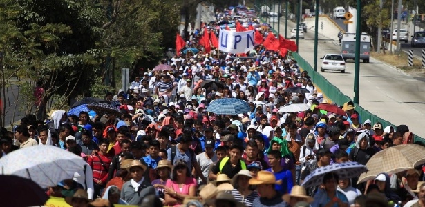 Milhares protestam para exigir a aparição com vida dos jovens que sumiram em Guerrero - Jorge Dan Lopez/Reuters