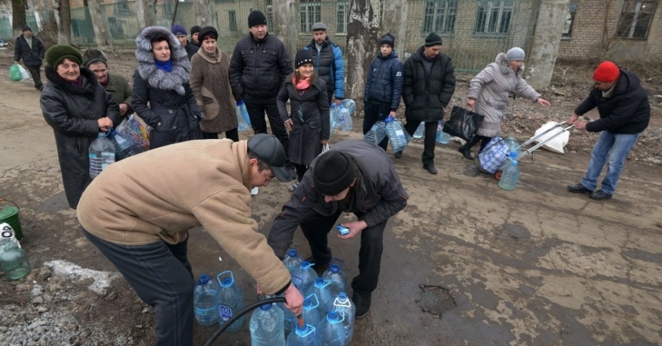 5.fev.2015- Moradores de Donetsk usam galões para buscar água em poço. Pelo menos 15 pessoas morreram e outras 33 ficaram feridas em novos combates no leste da Ucrânia nesta quinta-feira (5)