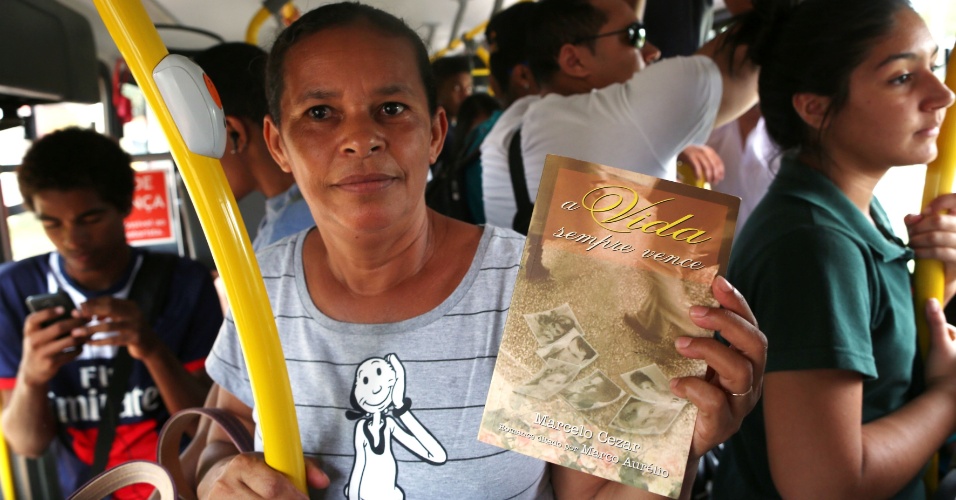 Criada pelo cobrador Antônio da Conceição Ferreira, em uma linha de ônibus que liga Sobradinho II ao Plano Piloto, em Brasília, a biblioteca empresta livros aos passageiros que podem lê-los durante a viagem e até levá-los para casa