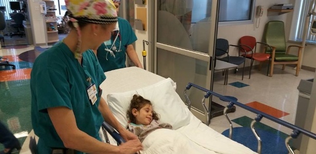 A menina Júlia Marcheti Ferraz é levada para a sala de cirurgia no Saint Louis Children"s Hospital, nos EUA, nesta sexta-feira (6). Operação foi bem-sucedida - Arquivo pessoal