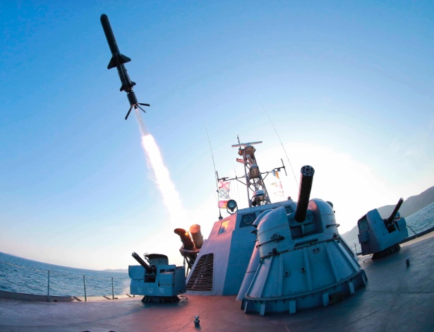 Míssil é lançado de navio militar durante teste realizado pela Coreia do Norte. A foto, feita em data não revelada, foi divulgada pela KCNA, a agência de notícias oficial da Coreia do Norte, neste sábado (7) - Reuters/ KCNA