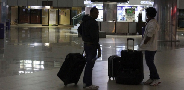 Passageiros buscam informações no aeroporto internacional da Cidade de Guatemala, neste sábado (7) - Reuters