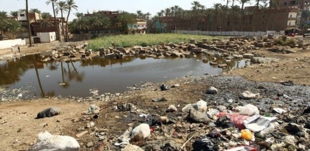 Múmias foram encontradas em um córrego poluído no Egito - AFP 