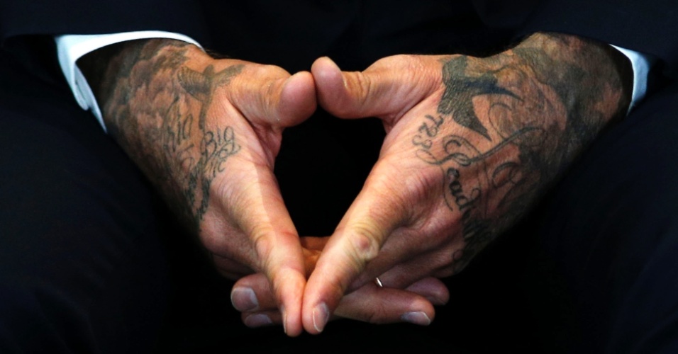 9.fev.2015 - Detalhe das mãos do ex-jogador de futebol David Beckham durante um evento para marcar seus 10 anos como Embaixador da Boa Vontade da UNICEF, em Londres, na Inglaterra