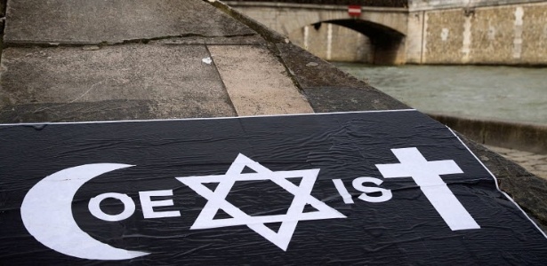 Cartaz com a palavra "Coexist", colado perto da catedral de Notre-Dame, em Paris - Joel Saget/AFP 