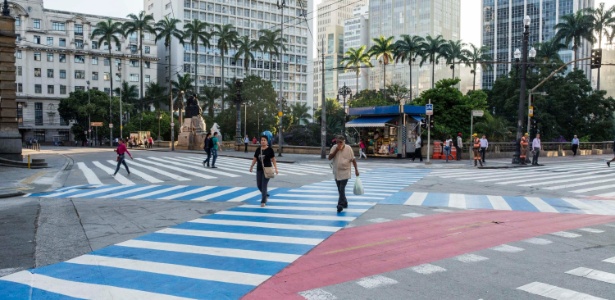 9.fev.2015 - Faixa de pedestres diagonal é ativada nesta segunda-feira (9) no cruzamento da praça Ramos de Azevedo com a rua Xavier de Toledo e o viaduto do Chá, no centro de São Paulo (SP). De acordo com a Companhia de Engenharia de Tráfego (CET), a faixa em "x" ajuda o usuário porque permite que ele alcance seu destino em uma única travessia. Esta é a terceira faixa deste tipo na cidade - Fernando Zamora/Futura Press/Estadão Conteúdo - Fernando Zamora/Futura Press/Estadão Conteúdo