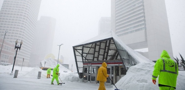 Trabalhadores limpam a neve em torno de uma estação de metrô em Boston - Kayana Szymczak/Getty Images/AFP