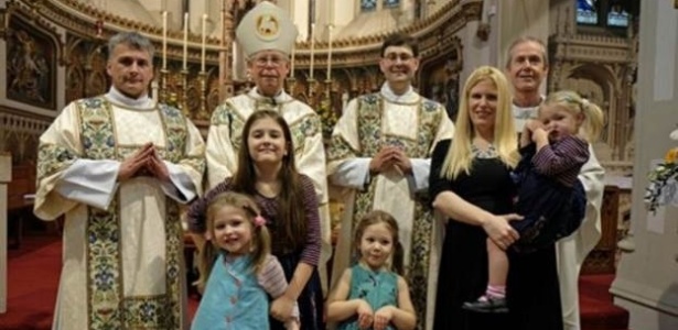 O ex-padre anglicano Robin Farrow (de óculos) é casado e tem quatro filhas, mas será ordenado na Igreja Católica em abril - Arquivo Pessoal/BBC