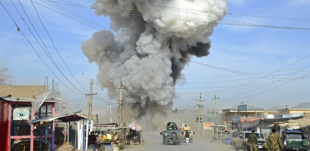 10.fev.2015 - Ataque suicida com carro-bomba no Afeganistão, planejado por insurgentes talebans - Reuters