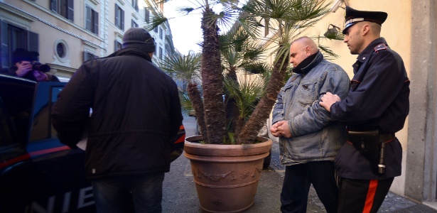 10.fev.2015 - Homem é detido por policiais em operação contra a máfia, em Roma - Filippo Monteforte/AFP