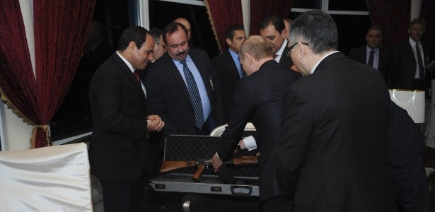 O presidente russo, Vladimir Putin, presenteia o ditador egípcio, Abdel Fattah al Sisi (à esquerda), com um fuzil kalashnikov AK-47 após uma reunião bilateral no Cairo