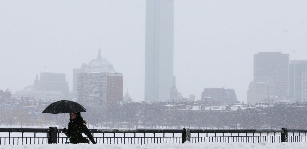 Pedestre atravessa a ponte Massachusetts Ave após uma tempestade de neve em Boston, Massachussets (EUA) - Brian Snyder/Reuters