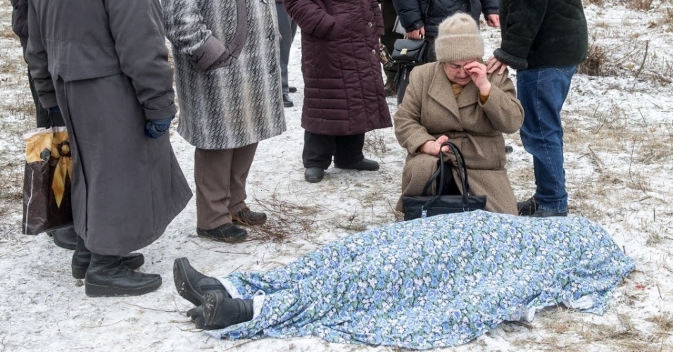 10.fev.2015 - Senhora chora ao lado do corpo de uma mulher morta após um bombardeiro na cidade de Kramotorsk, no leste da Ucrânia, nesta terça-feira (10). Ao menos seis civis foram mortos e 21 pessoas ficaram feriadas em um ataque aéreo ao quartel-general militar da Ucrânia. O ataque também atingiu áreas residenciais de Kramatorsk, área sob controle do governo ucraniano