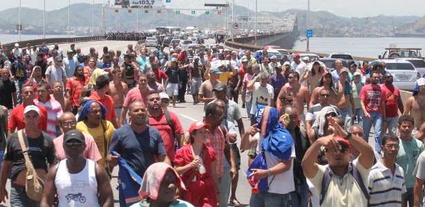 Manifestação de operários do Comperj interditou Ponte Rio-Niterói - Alessandro Costa/Agência O Dia/Estadão Conteúdo