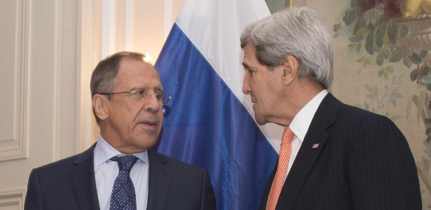 Sergei Lavrov conversa com John Kerry, secretário de Estado dos EUA, em Munique - Jim Watson/AFP