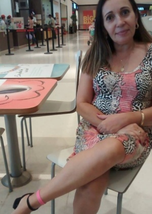 A escriturária Lourdes Guimaraes, 50, usa uma pulseira no tornozelo como prevenção, e para evitar o cheiro forte - Arquivo pessoal