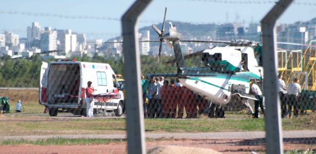 Equipes de resgate organizam o transporte de feridos da explosão do navio-plataforma  - Bruno Herculano/Futura Press/Estadão Conteúdo
