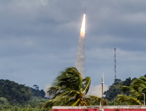 Foguete Vega decola da base em Kourou, na Guiana Francesa - Jody Amiet/AFP