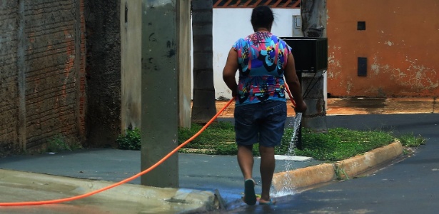 Multa para quem for flagrado lavando a calçada com água tratada ou potável pode chegar até R$ 500 - Silva Junior/Folhapress
