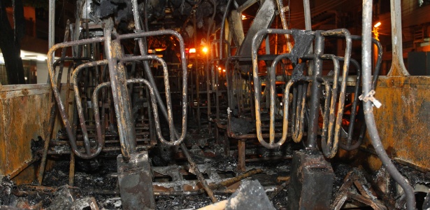 Os criminosos ordenaram a descida dos passageiros e atearam fogo em seguida - Thiago Lontra/Agência O Globo