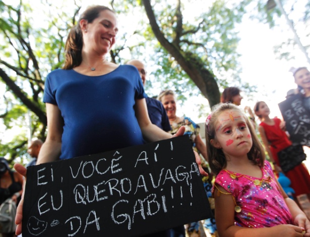 11.fev.2015 - Pais, crianças e funcionários participam do bloco 'Oh abre vagas, que eu quero entrar'. Eles protestam contra o fechamento de vagas em cinco unidades da creche da USP (Universidade de São Paulo).