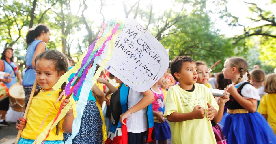 11.fev.2015 - Pais, crianças e funcionários participam do bloco 'Oh abre vagas, que eu quero entrar'. Eles protestam contra o fechamento de vagas em cinco unidades da creche da USP (Universidade de São Paulo).