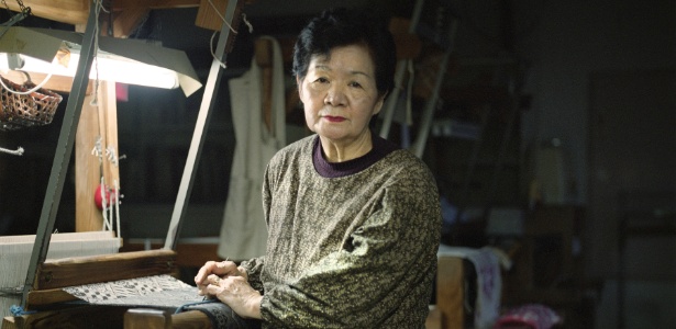 Mifuko Iwasaki ensina como tecer a seda em teares manuais há 35 anos - Kentaro Takahashi/The New York Times
