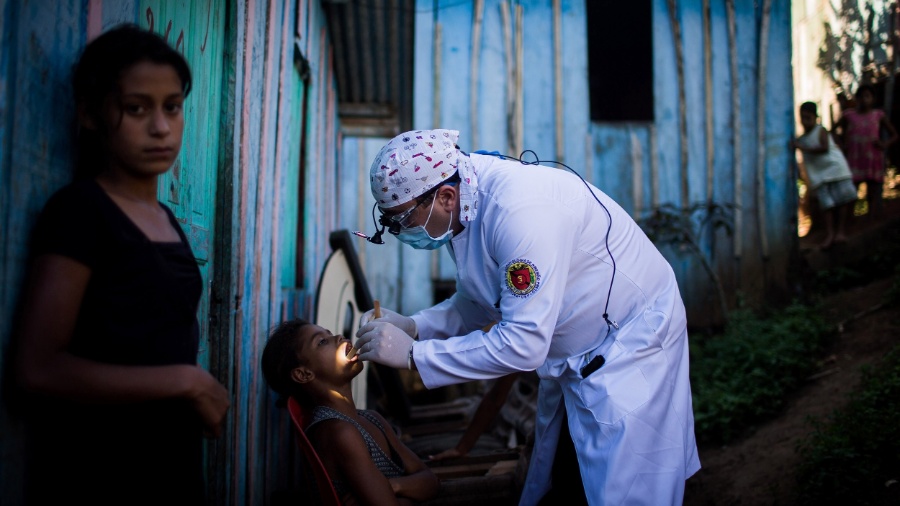 Médico examina menina durante mutirão de saúde na cidade de Una, no sertão da Bahia - Roosevelt Cássio