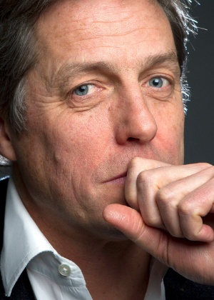 O ator Hugh Grant posa para foto para promover filme "The Rewrite" - 