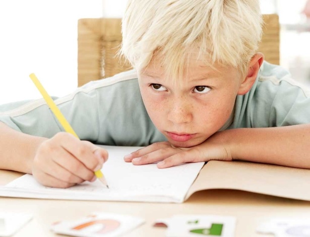Pesquisa sugere que escrever à mão é mais benéfico para crianças - iStock