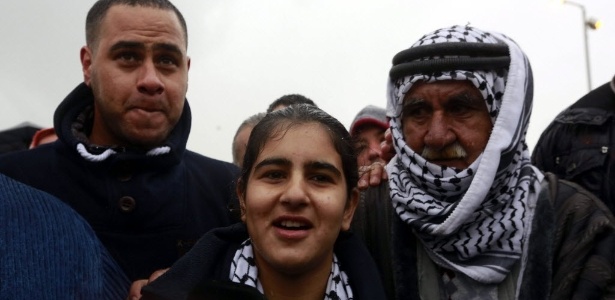 Malak al-Khatib foi libertada e recebida por seus pais, parentes e por prefeito