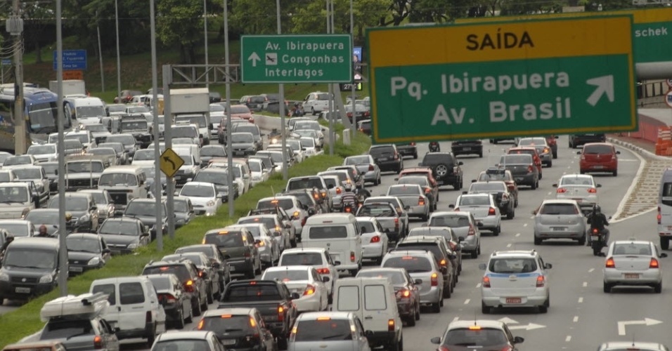 13.fev.2015 - Motoristas enfrentam trânsito intenso na avenida 23 de Maio, na zona sul de São Paulo, nesta sexta-feira (13) que inicia o feriado de Carnaval