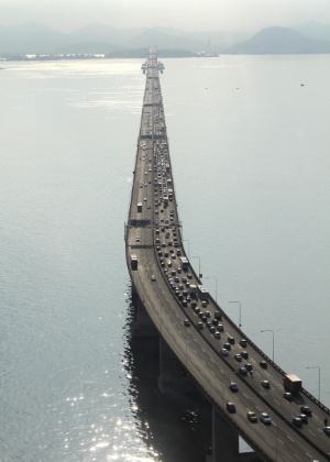 14.fev.2015 - Imagem aérea registra congestionamento na Ponte Rio-Niterói, sentido Região dos Lagos, no Rio de Janeiro (RJ), neste sábado (14) - Carlos Eduardo Cardoso/Agência O Dia/Estadão Conteúdo - Carlos Eduardo Cardoso/Agência O Dia/Estadão Conteúdo