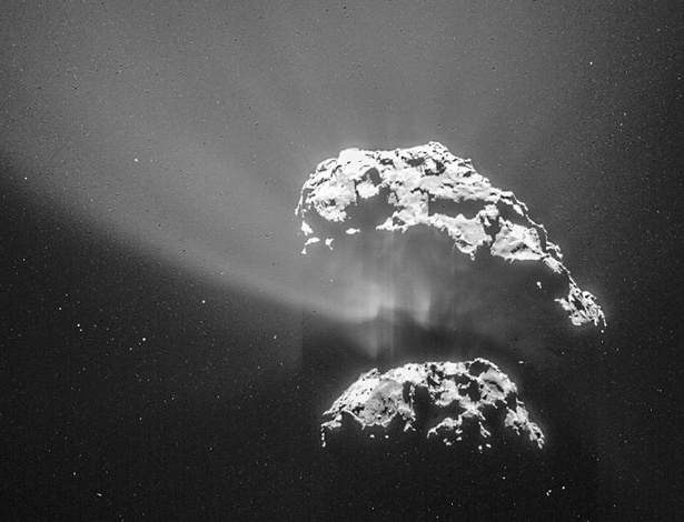 Imagem feita em 9 de fevereiro pela câmera de navegação da sonda Rosetta capta imagem do cometa 67P-Churyumov-Gerasimenko a uma distância de 105 quilômetros, mostrando parte do núcleo encoberto por jatos de poeira e gás. A imagem foi divulgada no dia 14 de fevereiro - ESA/Rosetta/NAVCAM