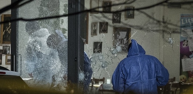 14.fev.2015 - Policiais forenses analisam local de tiroteio em um centro cultural, em Copenhague, na Dinamarca, onde acontecia um debate sobre o Islã e liberdade de expressão neste sábado (14) - Claus Bjorn Larsen/AFP