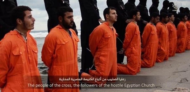 O Estado Islâmico divulgou um vídeo com a intenção de mostrar que o grupo militante decapitou 21 egípcios cristãos sequestrados na Líbia - Reprodução