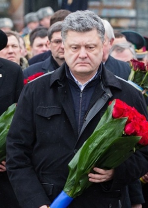 Após manifestações na praça da Independência, em Kiev, que derrubaram o antigo mandatário, Petro Poroshenko venceu a eleição presidencial em maio de 2014 por uma margem surpreendentemente grande