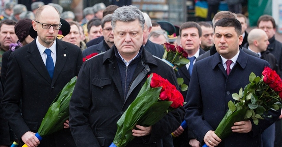 15.fev.2015 - O presidente da Ucrânia, Petro Poroshenko, participa neste domingo de cerimônia em Kiev, em memória dos militares ucranianos mortos durante a campanha militar soviética no Afeganistão. O país relembrou os ucranianos mortos em combate em conflitos internacionais