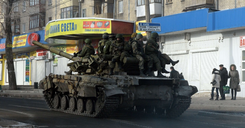 15.fev.2015 - Separatistas pró-Rússia dirigem tanque de guerra em rua de Donetsk, no leste da Ucrânia neste domingo (15). Apesar do início do cessar-fogo na região, dois civis foram mortos em ataques, segundo agentes das forças ucranianas
