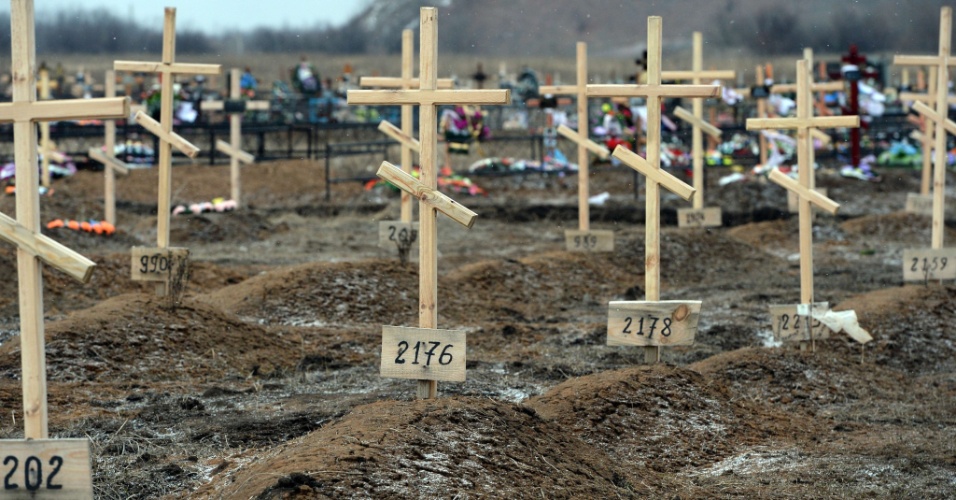 16.fev.2015 - Cruzes marcam apenas com números os túmulos de separatistas enterrados como indigentes em um cemitério em Donetsk, cidade separatista na Ucrânia. Cinco soldados ucranianos foram mortos nas últimas 24 horas em combate com rebeldes pró-Rússia desde que o cessar-fogo entre as partes entrou em vigor 