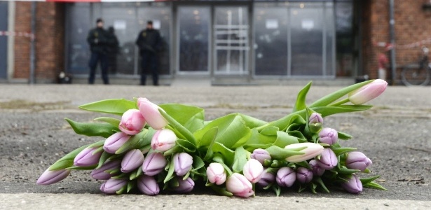 Flores são colocadas em frente ao centro cultural Krudttonden em Copenhague, na Dinamarca, nesta segunda-feira (16) - Soren Bidstrup/AFP