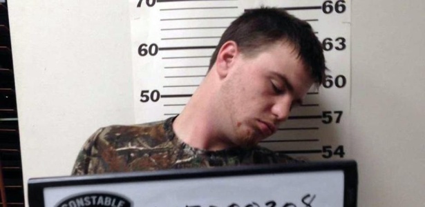 Christopher Shirley, 20, não resistiu ao sono e dormiu na foto de fichamento policial  - Divulgação/Polícia do Condado de Montgomery