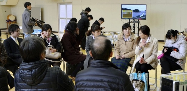 Moradores são evacuados para o ginásio de uma escola primária após alerta de tsunami emitido para cidades costeiras na província de Iwate, no nordeste do Japão, nesta terça-feira (17) - Kyodo/Reuters