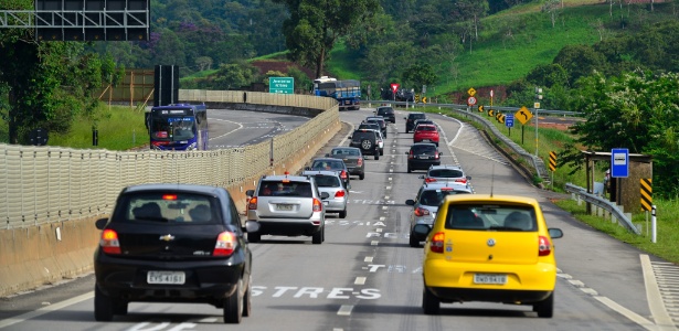 Carros passam pela rodovia dos Tamoios, no litoral norte de São Paulo - Lucas Lacaz Ruiz/Estadão Conteúdo