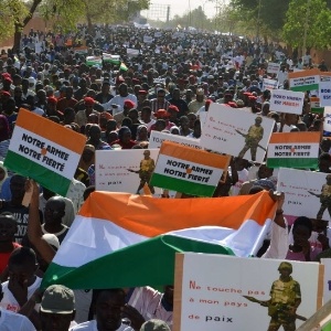 Multidão protesta contra atentados do grupo terrorista Boko Haram, em Niamey, na Nigéria - Boureima Hama/AFP