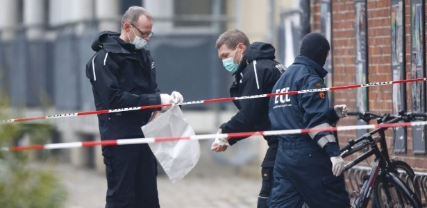 Oficiais da polícia dinamarquesa investigam área onde um pacote suspeito foi encontrado, em frente ao centro cultural Krudttonden, em Copenhague, nesta terça-feira (17) - Hannibal Hanschke/Reuters